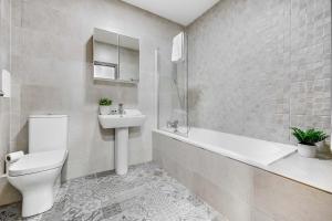 Industrial 2BR Apt, Liverpool City Centre Sleeps 8