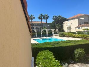 Petite maison climatisée 35 m2 avec piscine-Le Lavandou-plage 700 m