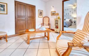 Maisons de vacances 3 Bedroom Gorgeous Home In Le Lardin : photos des chambres