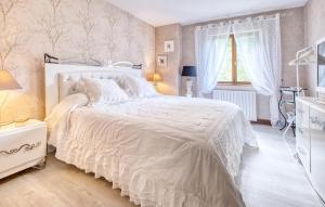 Maisons de vacances 3 Bedroom Gorgeous Home In Le Lardin : photos des chambres