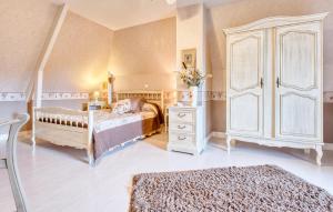Maisons de vacances 3 Bedroom Gorgeous Home In Le Lardin : photos des chambres
