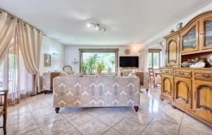 Maisons de vacances 3 Bedroom Gorgeous Home In Le Lardin : photos des chambres