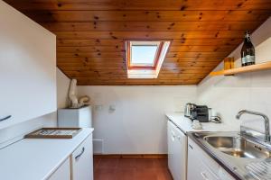 Cozy Rooftop Flat - Steps from the sea - AC and WiFi