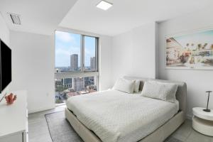 Luxury Condo w Rooftop Pool & Gym