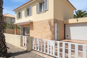 Moradia Felicidade Rocha PXO by An Island Apart