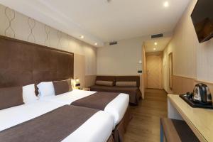 Triple Room room in Hotel Pedro I De Aragon