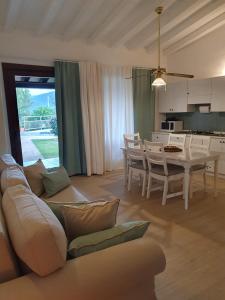 Villa immersa nella natura -Piscina condivisa-