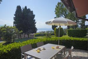 Three-Bedroom Apartment Plus with Lake View room in Appartamenti Arca & Ca' Mure