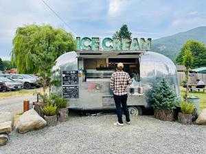 Daffodil Cottage in Downtown Packwood, WIFI, BBQ, Firepit, Smores