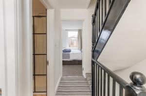 Heart of Cowes - 10 Guests, 200m to Town, Sea View