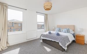 Heart of Cowes - 10 Guests, 200m to Town, Sea View