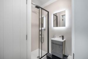 3 Bed Flat - Sleeps 8 - Parking - Wifi