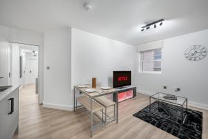 3 Bed Flat - Sleeps 8 - Parking - Wifi