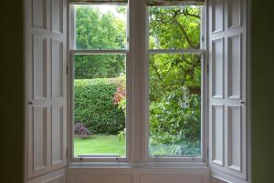 Victorian Apartment with car parking in driveway, Murrayfield