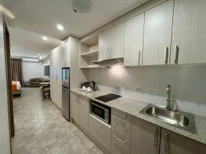 Sheryll Escapes - La Grande Phase 2 Grand Studio 404 with Balcony, Wifi & Netflix