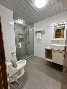 Sheryll Escapes - La Grande Phase 2 Grand Studio 404 with Balcony, Wifi & Netflix