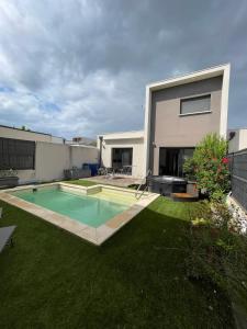 Agréable et lumineuse maison t4 air conditionné piscine jacuzzi parking