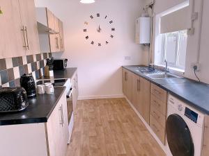 Charming 4BR Home - Free WiFi -Perfect for Contractors