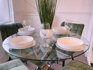 Charming 4BR Home - Free WiFi -Perfect for Contractors