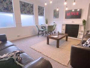 Charming 4BR Home - Free WiFi -Perfect for Contractors