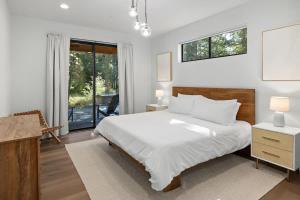 Old Grove Retreat in Suncadia- Gourmet Kitchen, Hot Tub, BBQ, Firepit, Outdoor Seating, Smart TVs, Hi-speed Wi-Fi