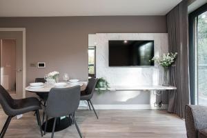 Stunning 2BR next to the City Airport BHD - Free Parking I Long Stay