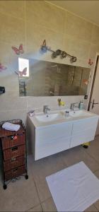 Villas Tres belle Maison languedocienne a 15 mn de la mer avec trois belles chambres, 2 coins repas exterieurs avec barbecue et bain de soleil : photos des chambres