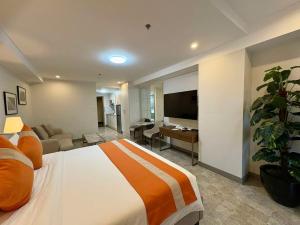 Sheryll Escapes - La Grande Phase 2, Grand Studio 708 on 7th floor with Balcony, Wifi & Netflix