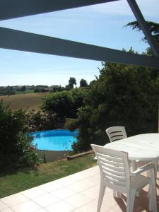 Maisons de vacances Gite le pigeonnier du figue-haut avec piscine privee a durfort lacapelette : photos des chambres