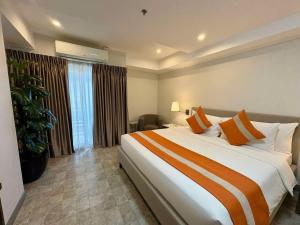 Sheryll Escapes - La Grande Phase 2, Grand Studio 516 with Balcony, Wifi & Netflix