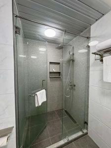 Sheryll Escapes - La Grande Phase 2, Grand Studio 516 with Balcony, Wifi & Netflix