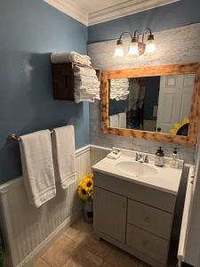 Peaceful & Cozy 3 bedroom Ranch-Home wFireplace