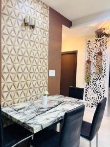 Urban oasis Modern 3BHK, sandy cafe with balcony views