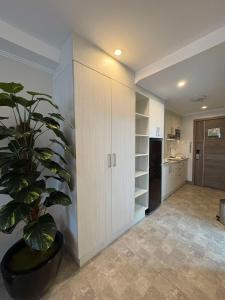 Sheryll Escapes - La Grande Phase 2, Grand Studio 524 with Balcony, Wifi & Netflix