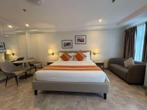 Sheryll Escapes - La Grande Phase 2, Grand Studio 524 with Balcony, Wifi & Netflix