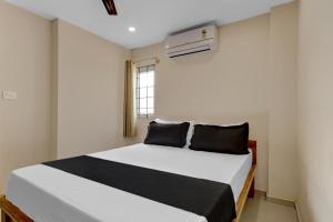 Hotel O M S Boarding and Lodging