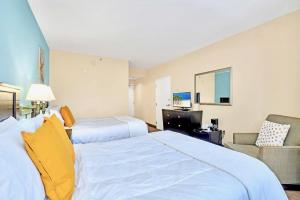 Studio with Hot Tub & Pool Near Universal Studios