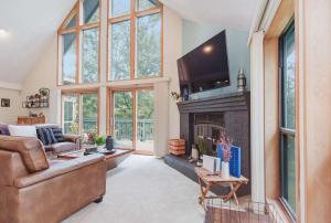 Fireplace Fire Pit Covered Porch & Resort Access