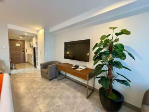 Sheryll Escapes - La Grande Phase 2, Grand Studio 625 with Balcony, Wifi & Netflix