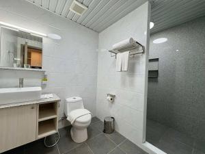 Sheryll Escapes - La Grande Phase 2, Grand Studio 625 with Balcony, Wifi & Netflix