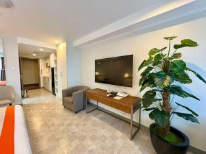 Sheryll Escapes - La Grande Phase 2, Grand Studio 625 with Balcony, Wifi & Netflix