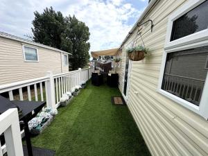 Bright Family Caravan with Deck & BBQ at Seawick Holiday Park, Clacton