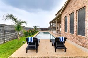 7 Mi to Lake Casa Blanca Laredo Family Home!