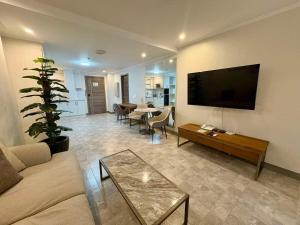 Sheryll Escapes - La Grande Phase 2, Grand KING Studio 517 with Balcony, Wifi & Netflix