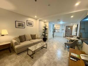 Sheryll Escapes - La Grande Phase 2, Grand KING Studio 517 with Balcony, Wifi & Netflix