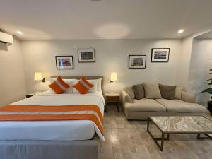 Sheryll Escapes - La Grande Phase 2, Grand KING Studio 517 with Balcony, Wifi & Netflix