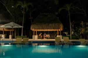 Custom decor-sleeps 6 with 2 pools- Condo near beach-Puerto Morelos Mexico,Casa Yellowstone