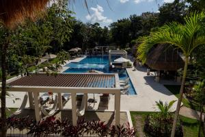 2 pools,long stays,peaceful complex,relax,WiFi,remote work,8mins drive to beach,casa Yellowstone