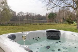 B&B / Chambres d'hotes Chambre Chambord - Piscine interieure - Jacuzzi : photos des chambres