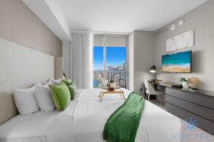 Luxury 2Br Front Ocean & Bay View, Amazing Pools